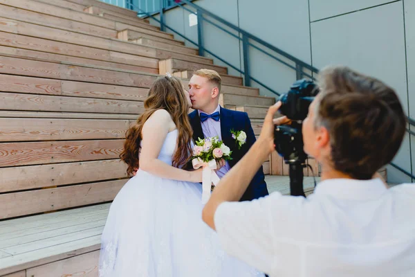 Фотограф с женихом и невестой — стоковое фото