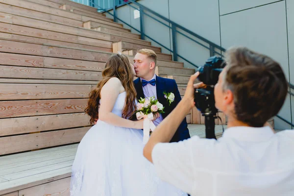 Fotógrafo con novio y novia — Foto de Stock