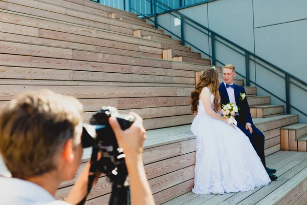 Fotograf mit Bräutigam und Braut — Stockfoto