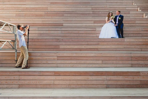 Damat ve gelin ile fotoğrafçı