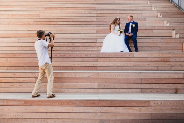 Видеограф с женихом и невестой — стоковое фото