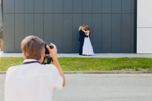 Fotograf mit Bräutigam und Braut — Stockfoto