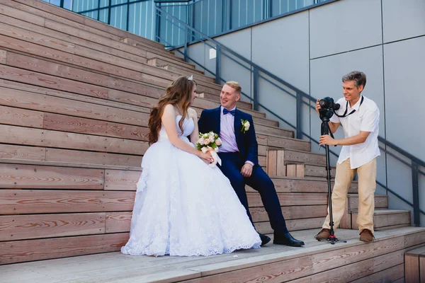 Fotós, a vőlegény és menyasszony — Stock Fotó