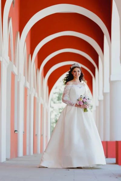 Portrait de très belle mariée avec le bouquet — Photo