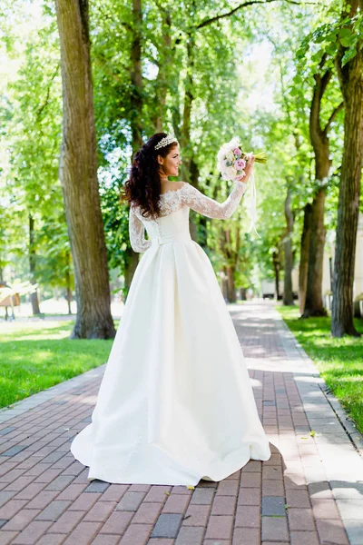 Porträt einer sehr schönen Braut mit dem Strauß — Stockfoto