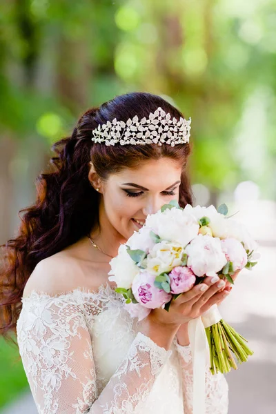 Ritratto ravvicinato della sposa con il bouquet — Foto Stock