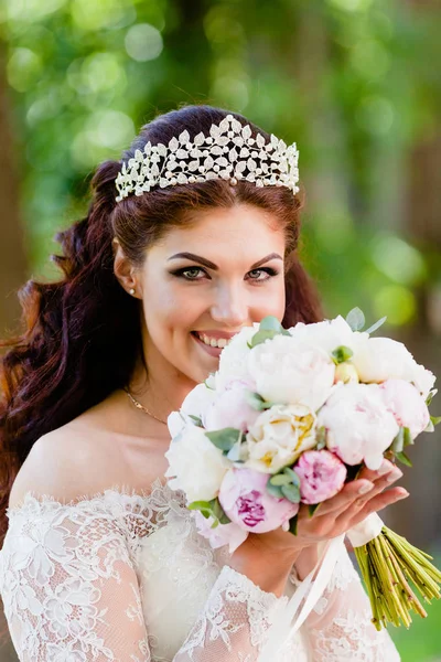 Ritratto ravvicinato della sposa con il bouquet — Foto Stock