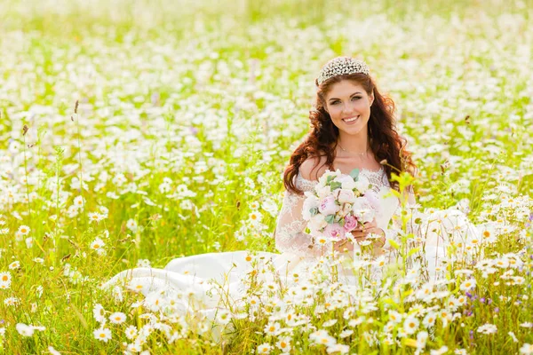 Portrait de mariée dans un champ avec des camomilles — Photo