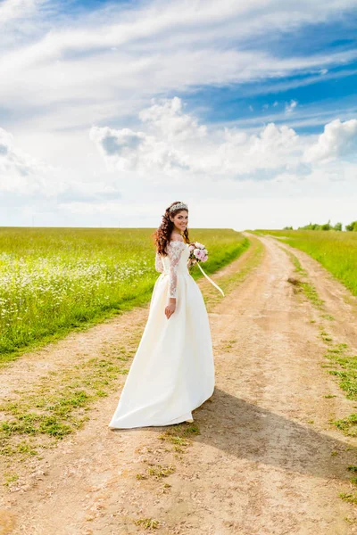 Porträt einer sehr schönen Braut und wolkenverhangenem Himmel — Stockfoto