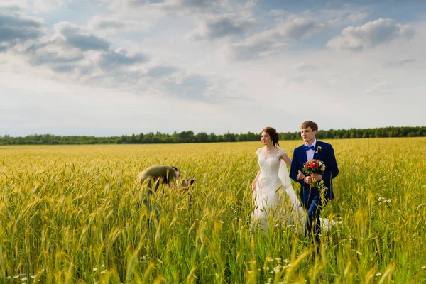 Photographe prenant des photos couple de jeunes mariés — Photo