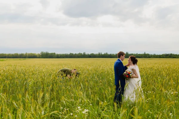 Photographe prenant des photos couple de jeunes mariés — Photo