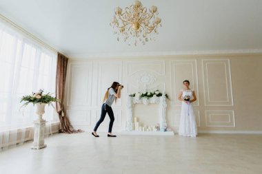 Fotoğrafçı uzun saçlı genç seksi gelin fotoğraf çekmek