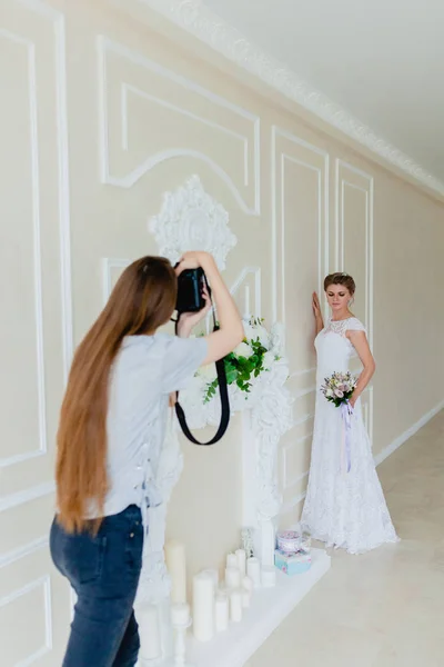 Photographe prendre des photos de la jeune mariée sexy dans le studio — Photo