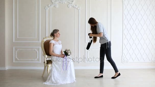 Fotograf som tar bilder unga sexiga bruden — Stockvideo