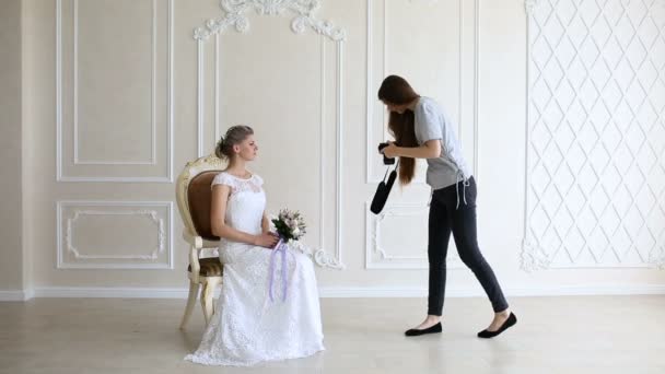 Photographer taking pictures the young sexy bride — Stock Video