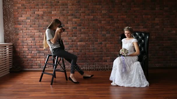 Fotoğrafçı ve gelini bir koltuk üzerinde — Stok video