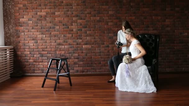 Фотограф і наречена на кріслі — стокове відео