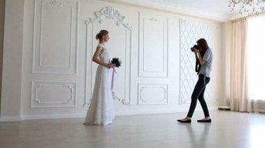 Fotoğraf çekmek genç seksi gelin fotoğrafçısı