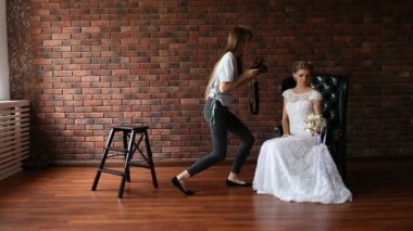 Fotoğrafçı ve gelini bir koltuk üzerinde