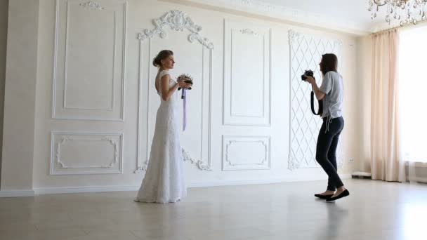 Photographer taking pictures the young sexy bride — Stock Video