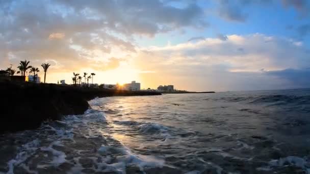 Puesta de sol y olas marinas en el mar Mediterráneo — Vídeos de Stock
