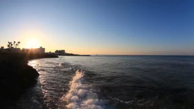 Gün batımı ve deniz dalgaları Akdeniz'de