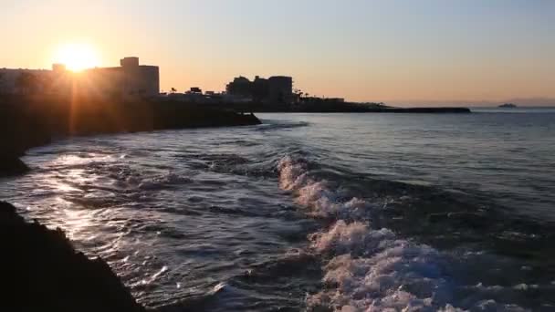 Zonsondergang en zee golven in de Middellandse Zee — Stockvideo