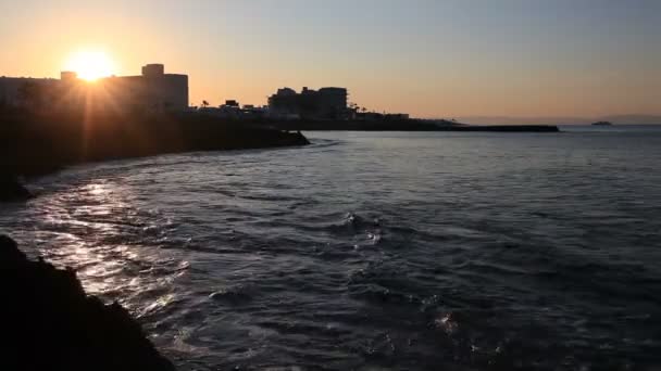 A Földközi-tengeri naplemente és a tenger hullámok — Stock videók