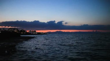 Gün batımı ve deniz dalgaları Akdeniz'de