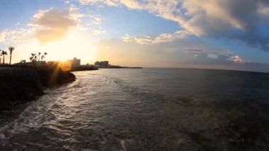 Gün batımı ve deniz dalgaları Akdeniz'de