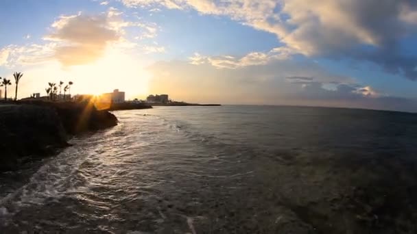 Puesta de sol y olas marinas en el mar Mediterráneo — Vídeos de Stock