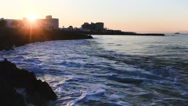 Gün batımı ve deniz dalgaları Akdeniz'de — Stok video