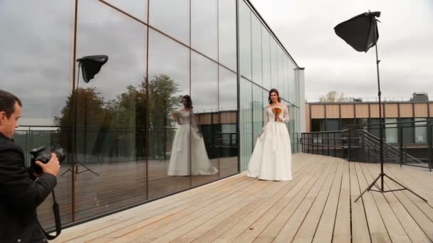 The bride posing to photographer — Stock Video