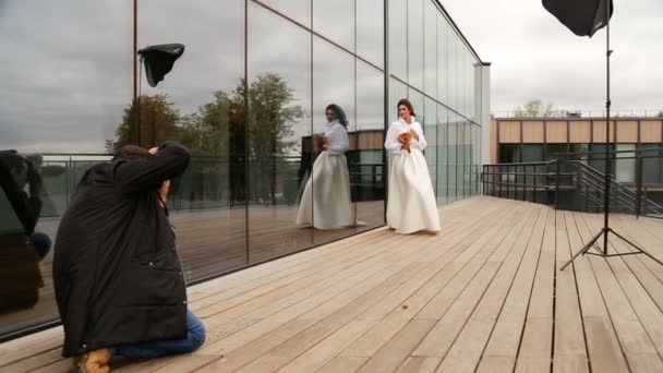 La mariée posant pour le photographe — Video