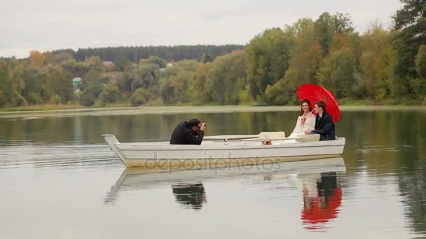 Photographer taking pictures couple of newlyweds — Stock Video