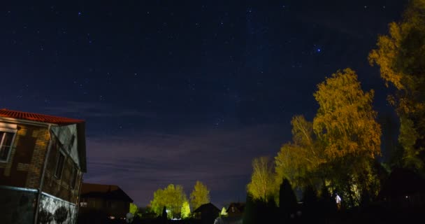 Estrelas em movimento sobre a casa de madeira na noite de outono — Vídeo de Stock