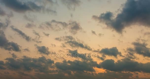 Pohybující mraky a západu slunce — Stock video