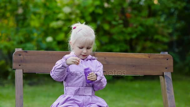 Felice bambino soffiando bolle di sapone — Video Stock