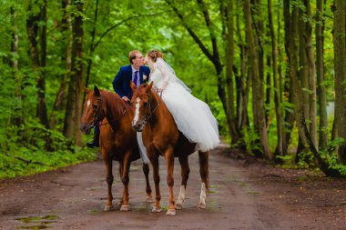 İki ata binerek güzel yeni evliler