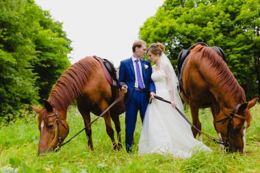 İki at ile güzel yeni evliler