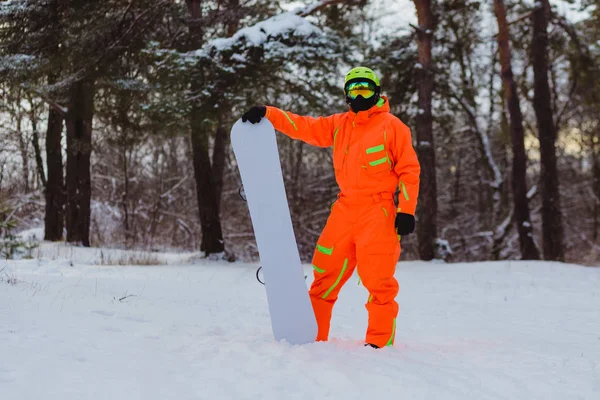 Snowboarder posing in winter forest — Stock Photo, Image