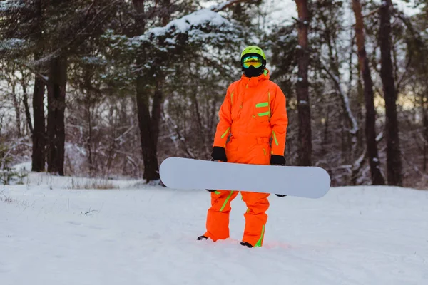 Snowboarder posando en bosque de invierno — Foto de Stock