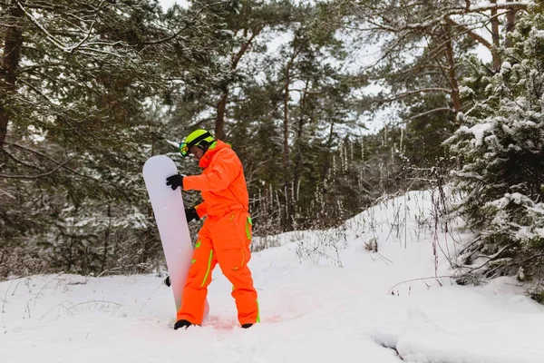 Сноубордист проверяет свое оборудование — стоковое фото