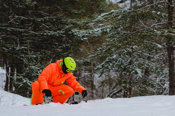 Сноубордист перевіряє своє обладнання — стокове фото