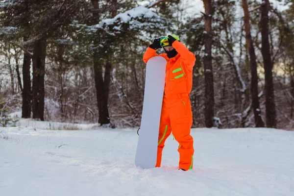 Snowboarder posando en bosque de invierno —  Fotos de Stock