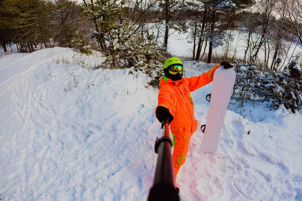 Snowboarder met de snowboard maken een selfie — Stockfoto