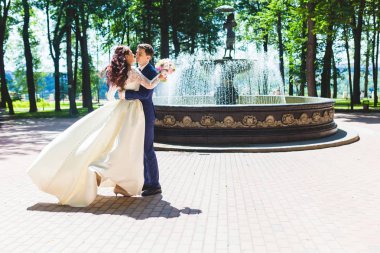 Çeşmenin güzel çift yeni evliler