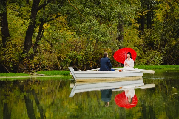 Coppia sposi nella barca bianca — Foto Stock