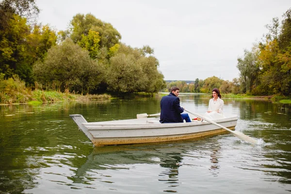 Couple jeunes mariés dans le bateau blanc — Photo