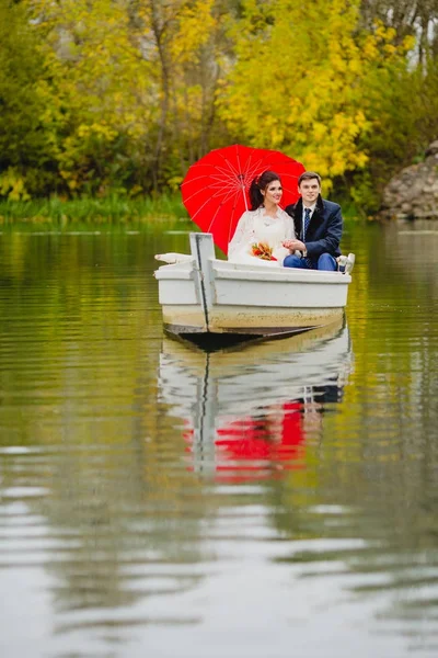 Couple jeunes mariés dans le bateau blanc — Photo